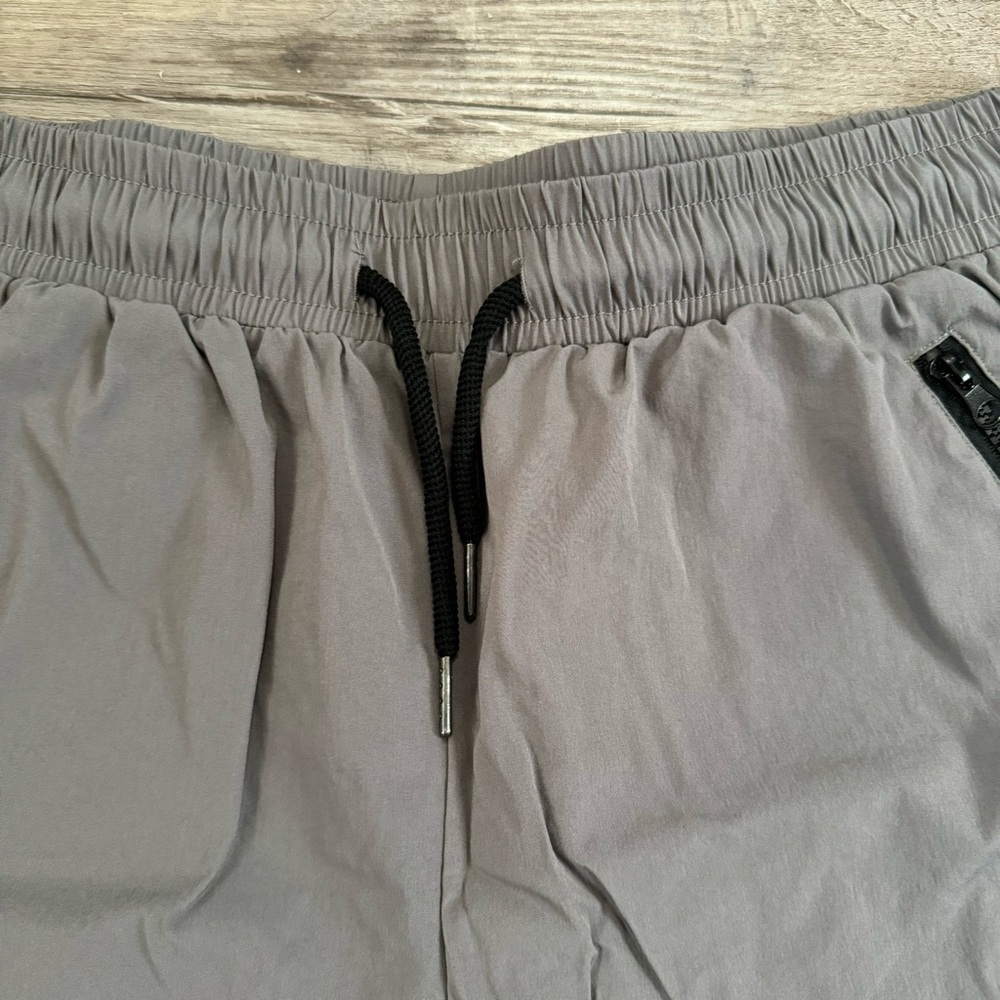 SOLD Gray essential mens short shorts lined 
Adjustable waist - Picture 4 of 7